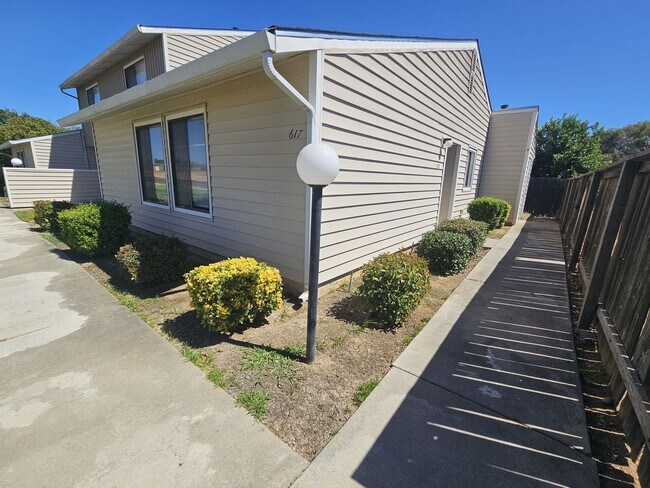 Building Photo - 2/1 Condo Available in Corning!