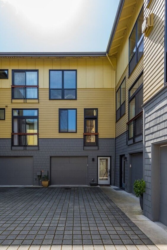 Foto principal - Luxury Three Bedroom Townhome in Johns Lan...