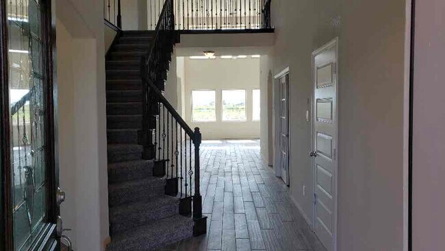 Building Photo - 13203 Apple Tree Cir