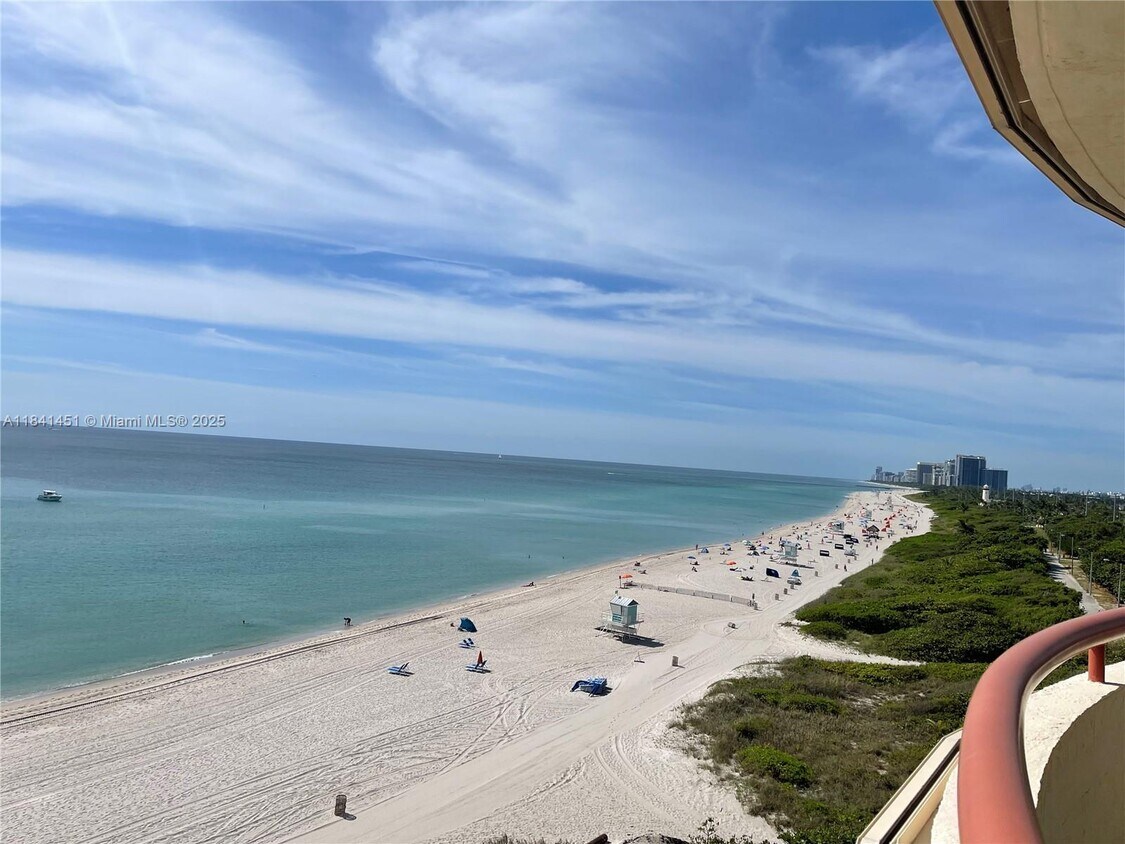 Foto principal - 15645 Collins Ave