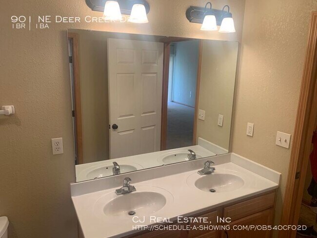 Foto del edificio - 901 NE Deer Creek Dr