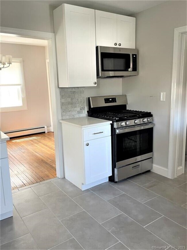 Cocina reformada, cocina de gas, armarios blancos, luminosa y encantadora. - 10 Treadwell St