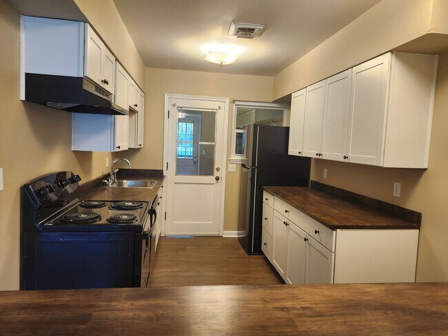 Foto del edificio - 831 Darryl Ln