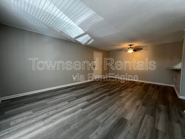 Building Photo - 5853 Century Oaks Dr