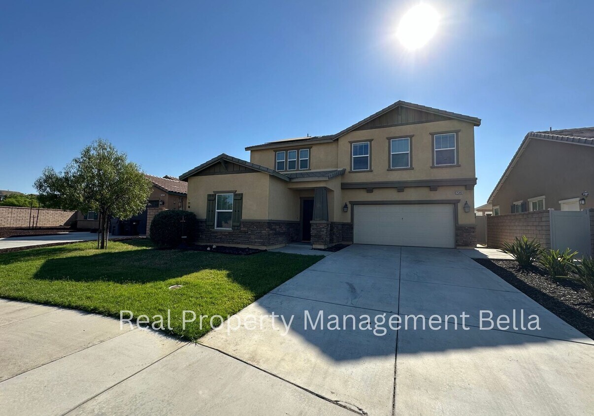 Primary Photo - Charming 5-Bedroom Home in Audie Murphy Ranch