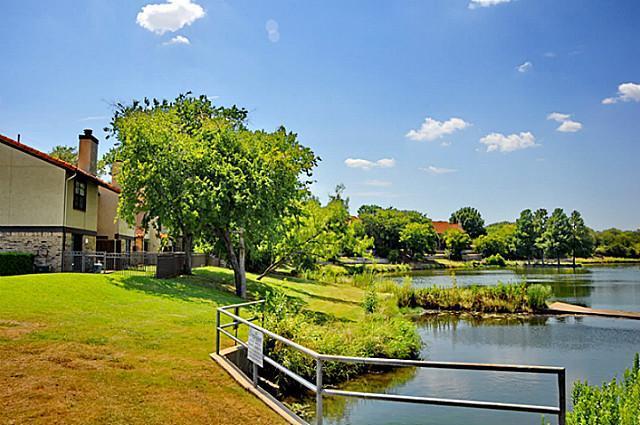 Foto del edificio - 2610 Lakehill Ln