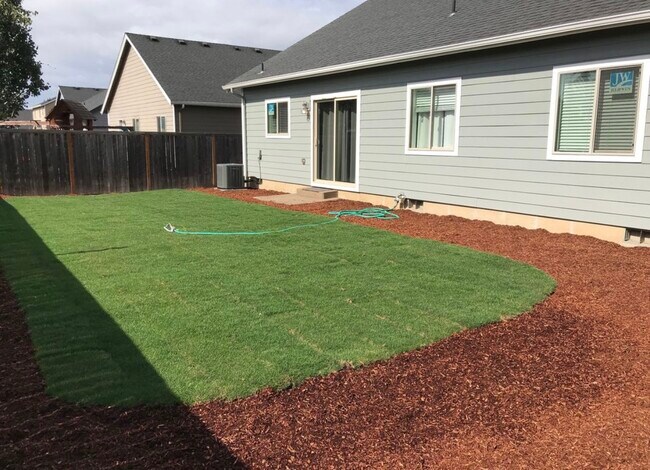 Building Photo - 758 Meadowlawn Pl