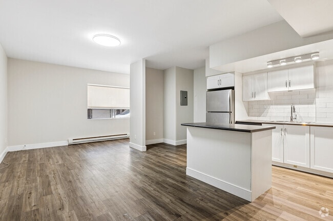 1BR, 1BA - 755SF - Kitchen/Living Room - 4141 Bathurst