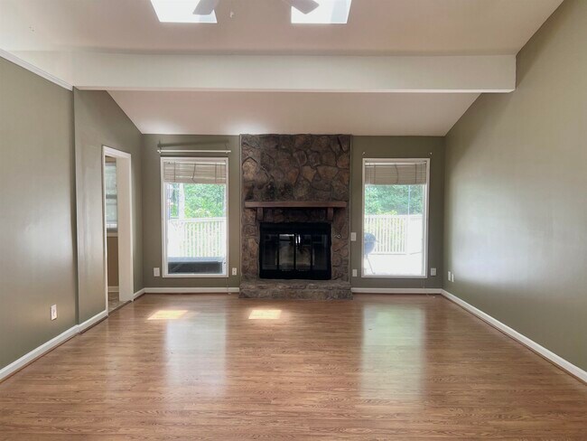 Foto del edificio - 220 Driftwood Ln