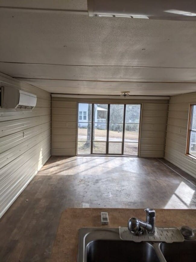 Building Photo - Come take a look at this 2-bedroom 1-bathroom in New Blaine.