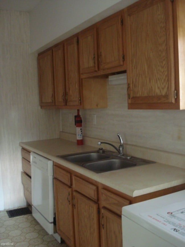 Building Photo - 3 br, 1 bath  - 66 Chestnut St