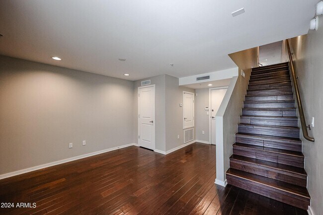 Foto del edificio - 526 W 1st St