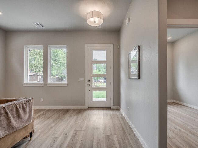 Foto del edificio - Spacious 4-Bedroom Home with Thoughtful De...
