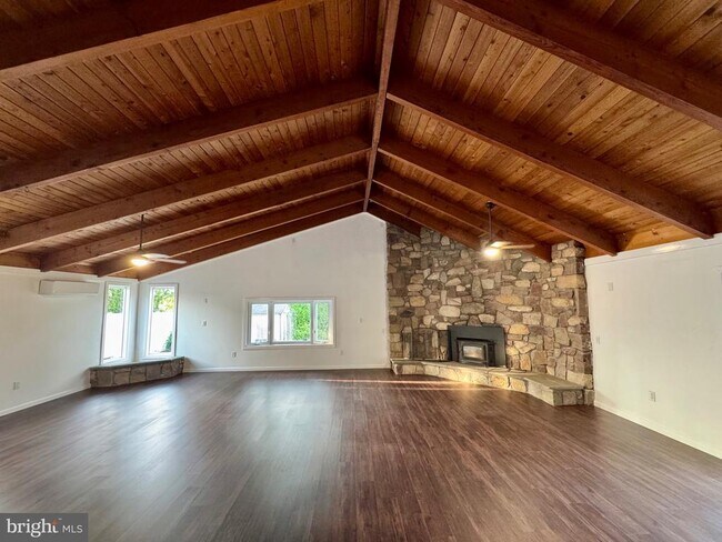 Foto del edificio - 73 Garland Ln