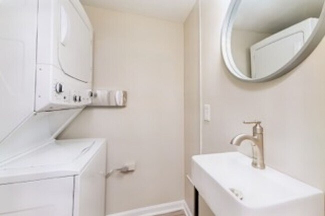 Building Photo - Renovated ~ 2 bedroom / 1.5 Townhome in We...