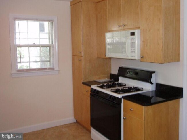 Building Photo - 9912 Dickens Ave