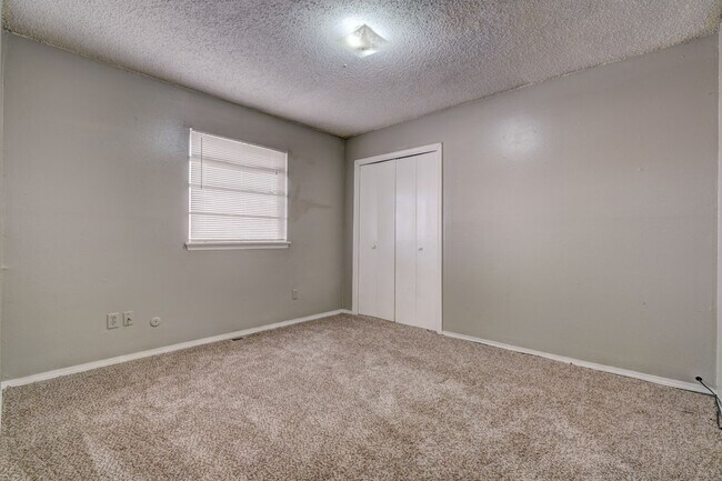 Building Photo - 3 bed 2 bath duplex in Midwest City
