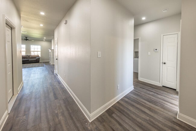 Building Photo - 1802 Ross Ave
