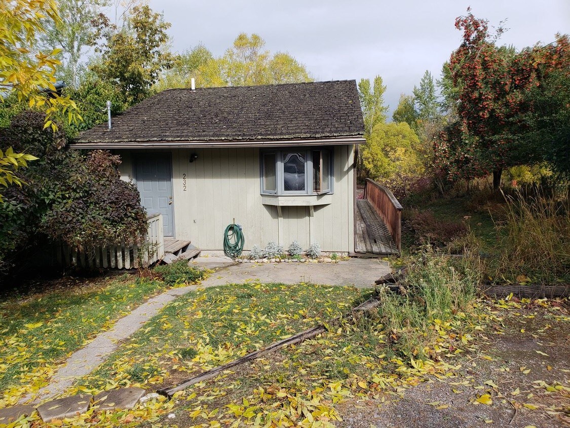 Primary Photo - 3 br, 1.5 bath House - 232 W. 6th St.