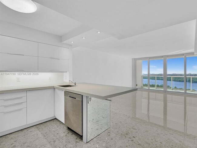 Building Photo - 100 Bayview Dr