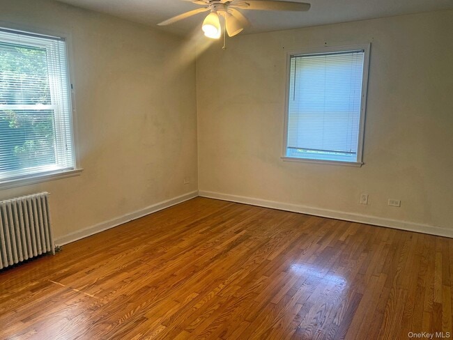 Foto del edificio - 49-16 Douglaston Pkwy