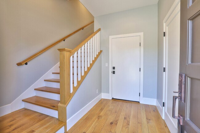 Foto del edificio - Modern 3-Bedroom Townhome with Rooftop Dec...