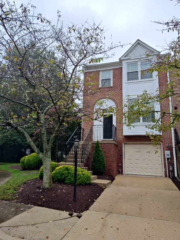 Building Photo - 15721 Ensleigh Ln