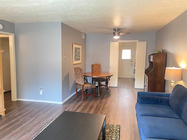 Foto del edificio - 10228 Regal Oaks Dr