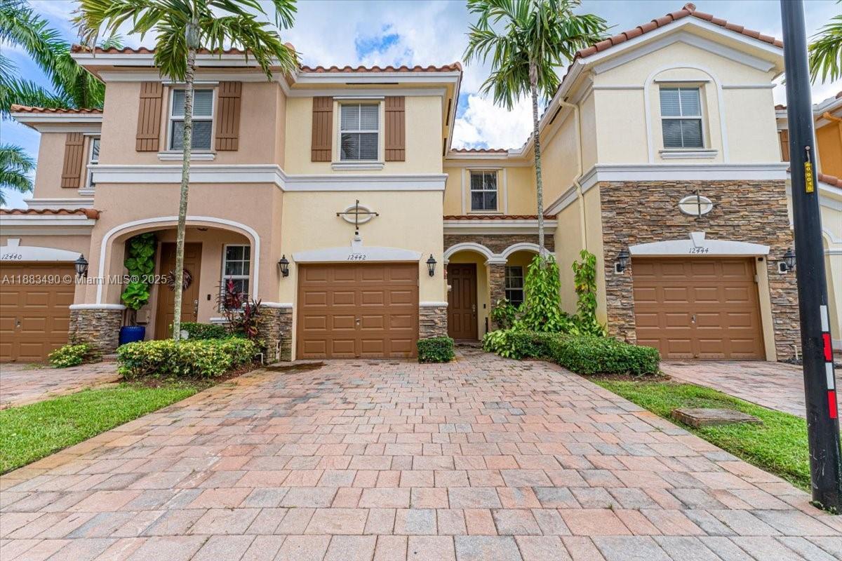 Foto principal - 12442 Emerald Creek Ct