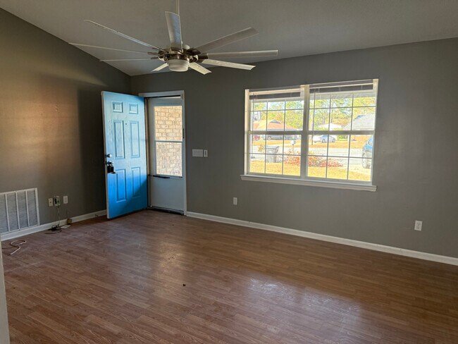 Foto del edificio - 79 Kenny Dr