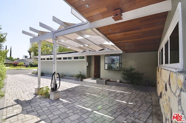 Foto del edificio - 9342 Debra Ave