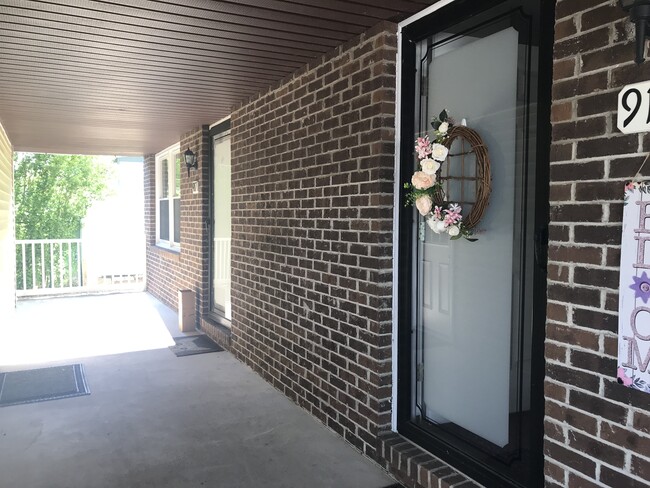 Covered Breezeway - 917 Lattavo St NE