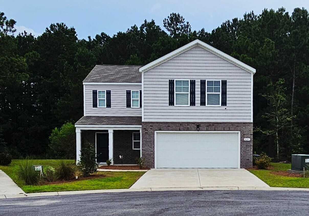 Foto principal - Luxury Meets Privacy in This 4-Bedroom Cul...