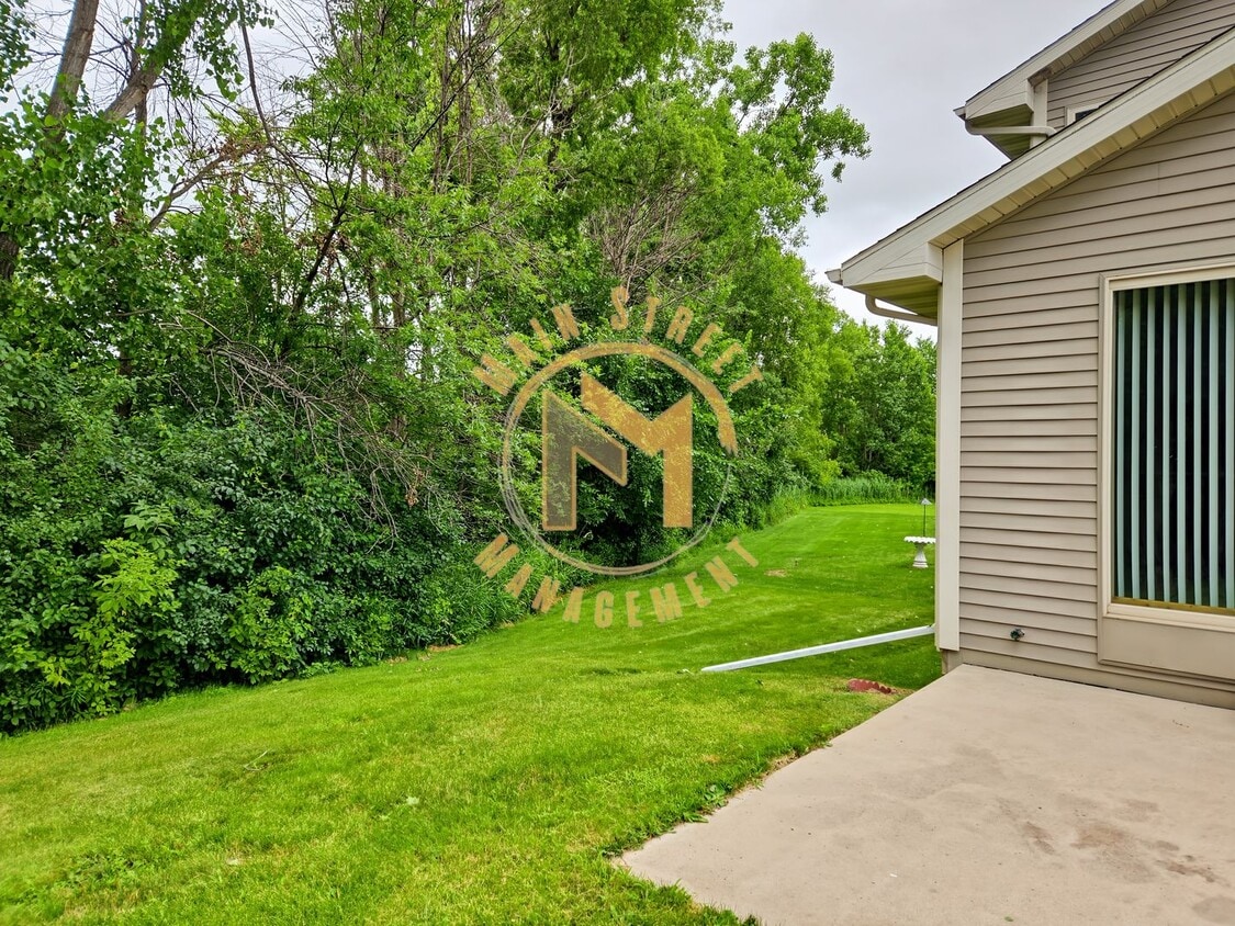 Building Photo - 3 Bed 2 Bath Duplex