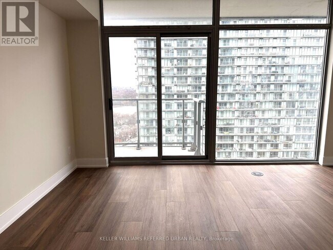 Photo du bâtiment - 105 The Queensway