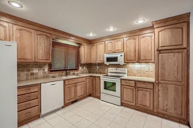 Foto del edificio - 1235 Wilderness Parks Circle, Eagan, MN, 5...