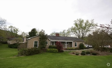 Building Photo - 207 Hawthorn Dr