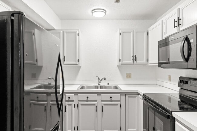 Building Photo - 607 Avenue F