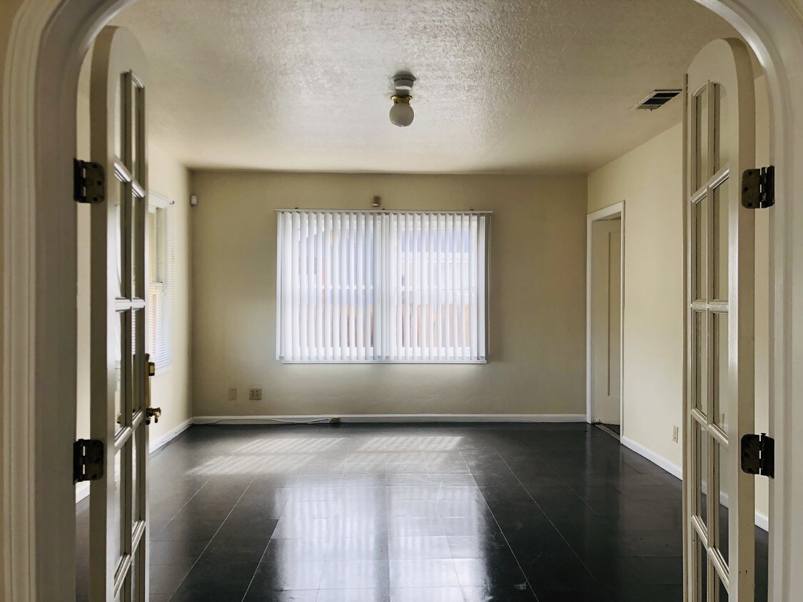 Building Photo - 2447 S McCall Ave