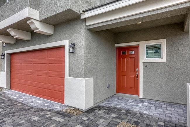 Building Photo - Beautiful 5 Bed / 3 Bath Home Near Everyth...