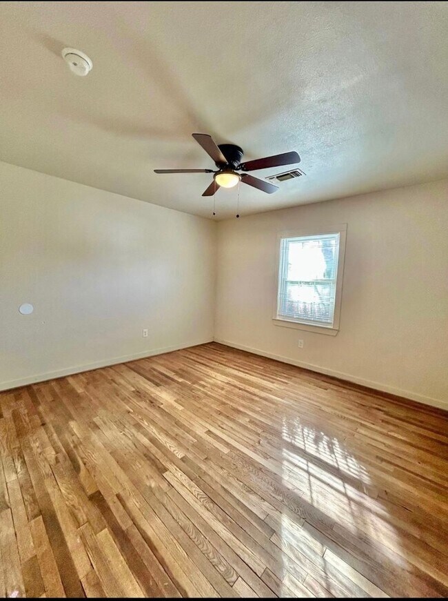 Building Photo - 3 bed 1 bath now available in the heart of Lubbock