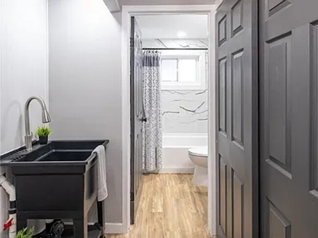 Building Photo - Absolutely Stunning 3BR Ranch in Kettering | Designer Finishes + Huge Backyard