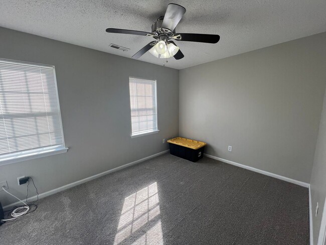 Foto del edificio - Beautiful 2 Bedroom 2 1/2 bath townhouse with fenced in back yard. Minutes away from Camp Lejeune...