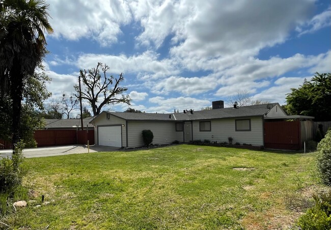 Building Photo - 8572 Oak Ave