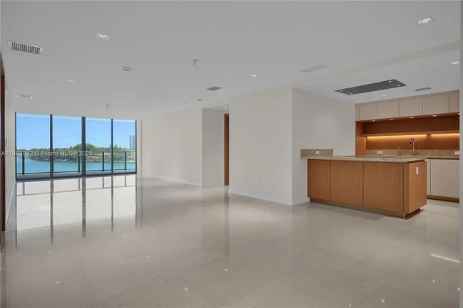 Building Photo - 1135 Bay Dr