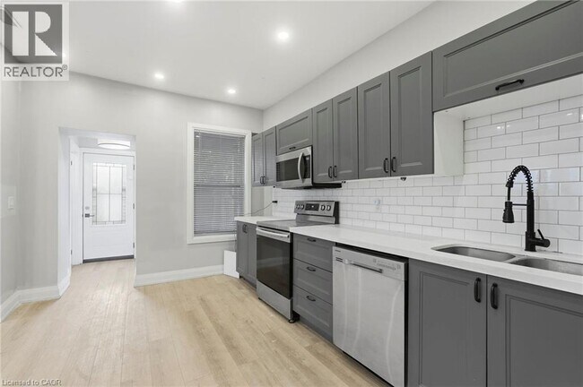 Photo du bâtiment - 106 Barnesdale Ave N