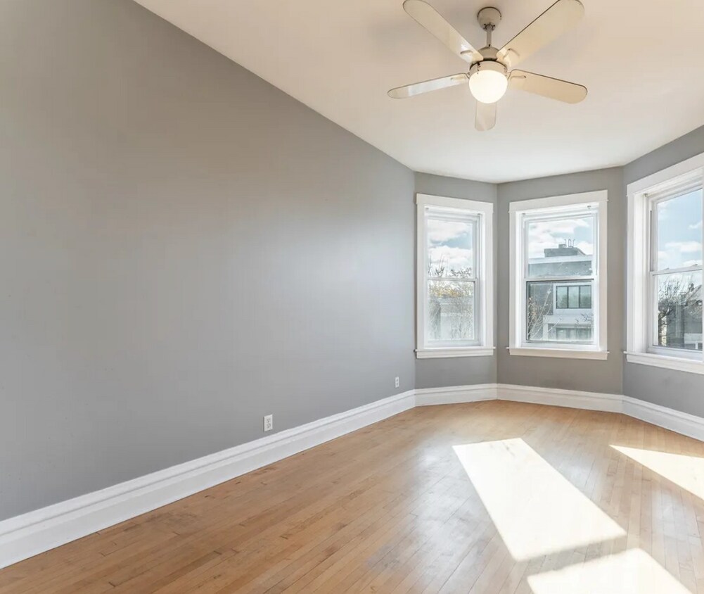 Foto del edificio - 2042 W Armitage Ave