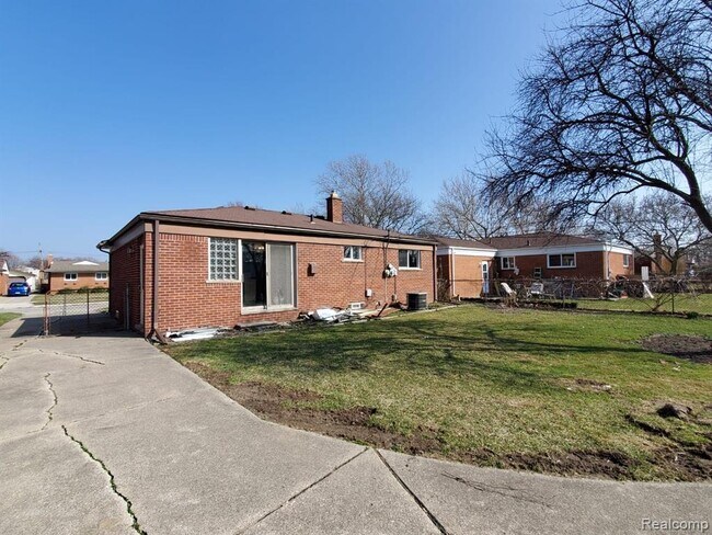 Building Photo - 31207 Fairfield Dr