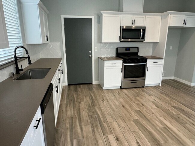 Building Photo - 848 Soledad  (Bullard & Leonard)