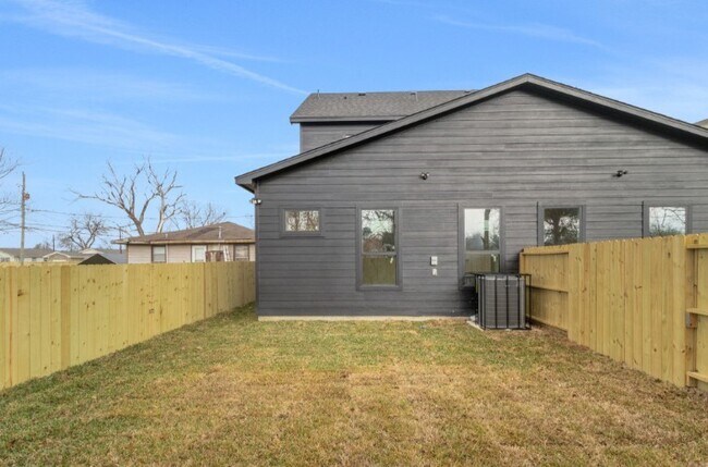 Building Photo - 7956 Bonaire St